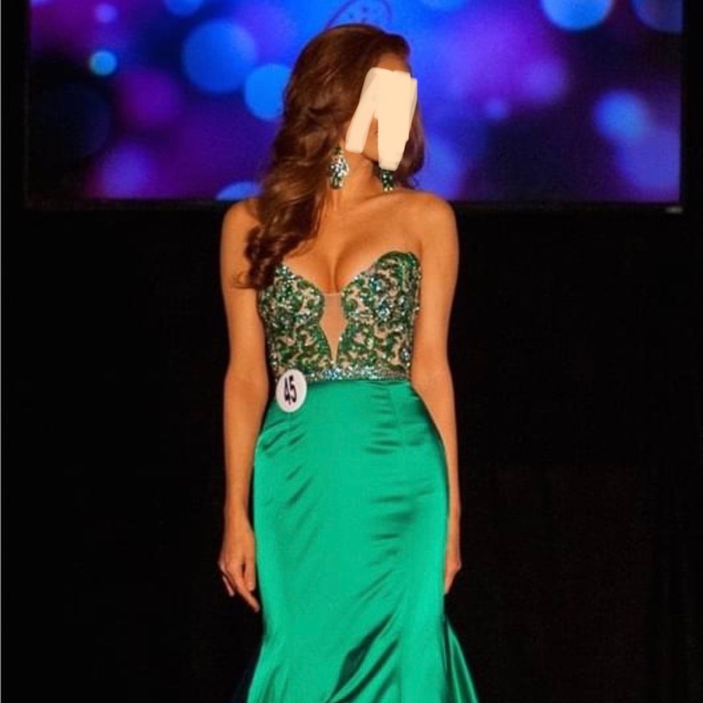 SHERRI HILL COUTURE SIZE 4 excellent condition.